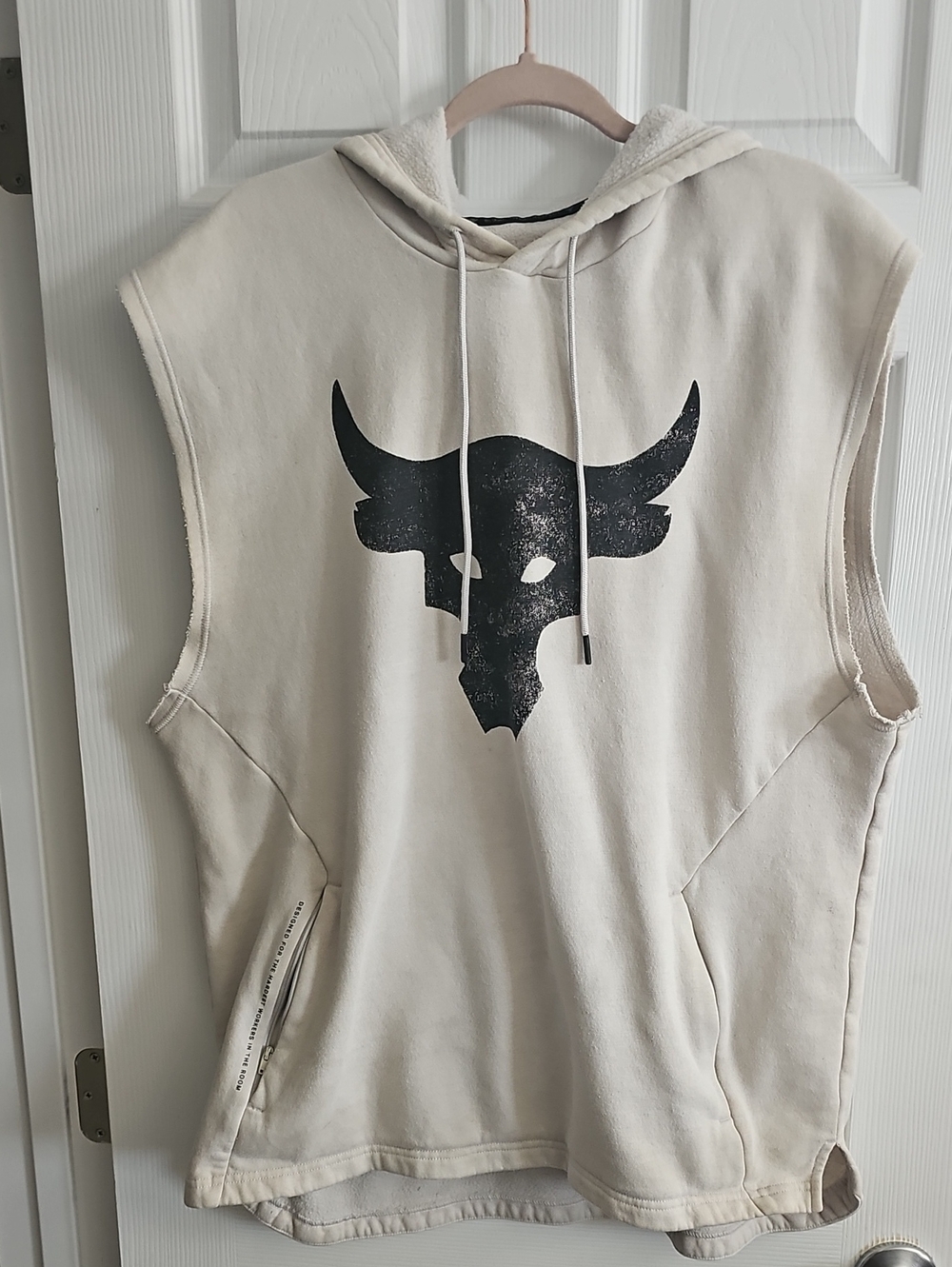 Under Armour Sleeveless Cream Hoodie with Distressed Black Bull Graphic SIZE XL